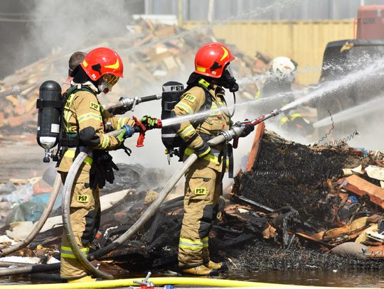 Strażacy walczą z pożarem na składowisku. Relacja z miejsca akcji. WIDEO