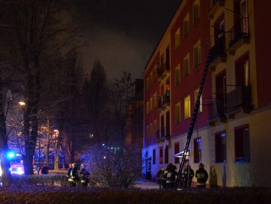 Strażacy weszli do mieszkania przy ulicy Plebiscytowej. Lokatorka… spała w najlepsze