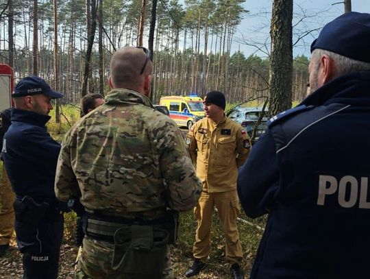 Strażacy z Kędzierzyna-Koźla w akcji przy odnalezionym dronie w powiece strzeleckim. Trwają działania służb