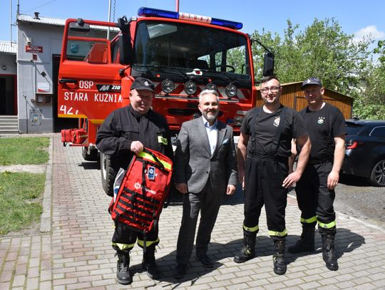 Strażacy z OSP Stara Kuźnia otrzymali profesjonalny plecak medyczny. Wsparcia udzieliła EMKA