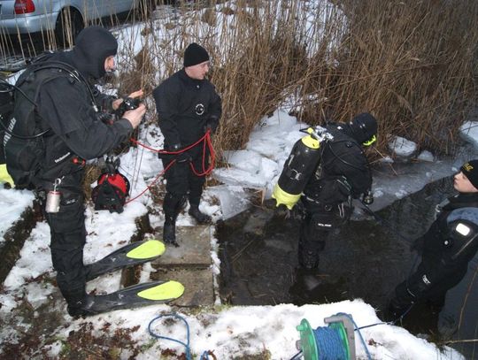 Strażacy ze specjalnej grupy wodno-nurkowej ćwiczyli wyciąganie człowieka spod lodu