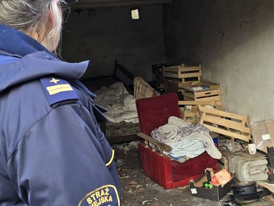 Strażnicy miejscy sprawdzają miejsca przebywania osób bezdomnych i oferują im pomoc