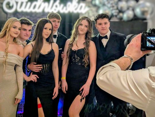 Studniówka I LO jak gala filmowa. Kreacje były naprawdę oszałamiające! FOTO