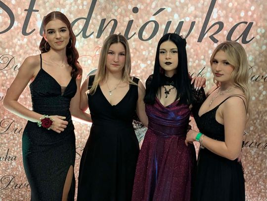 Studniówka ZSTiO w Dworku Komorno. Młodzież rozpoczęła bal z humorem i klasą