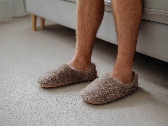 Stylowy relaks w domowym zaciszu – jak wybrać wygodne i modne kapcie męskie?
