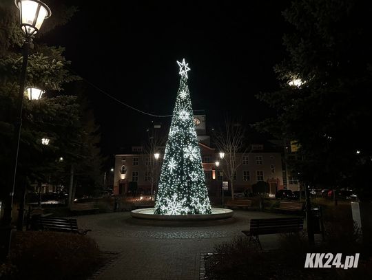 Świąteczna magia na Placu Wolności - choinka już rozświetla Kędzierzyn-Koźle!