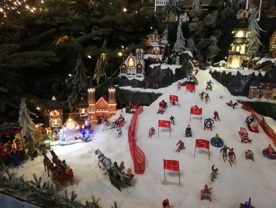 Świecące karuzele i fabryka zabawek św. Mikołaja. Niesamowita szopka w sławięcickim kościele