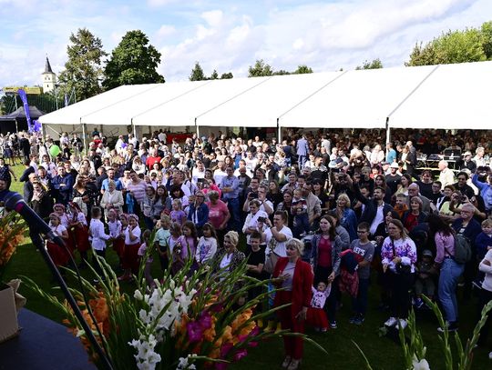 Święto plonów w pełni. Mieszkańcy bawią się w Gościęcinie podczas Dożynek Powiatowych. WIDEO