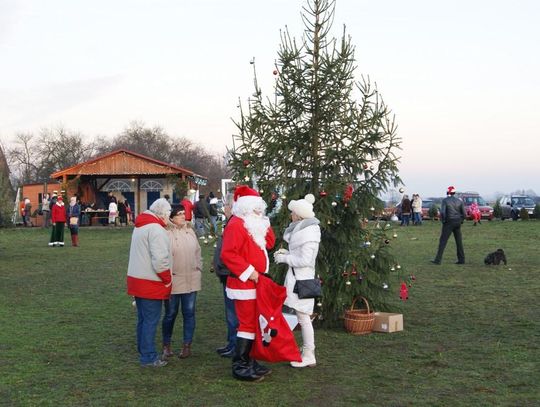 Święty Mikołaj rozdawał prezenty w Dębowej. Jarmark świąteczny. ZDJĘCIA