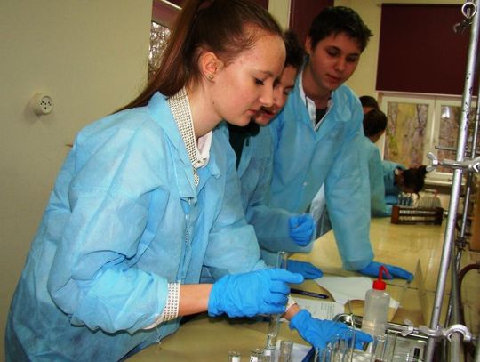 Szkoła w Sławięcicach znów stawia na chemię.  Ten konkurs przyciąga uczniów nawet spoza regionu