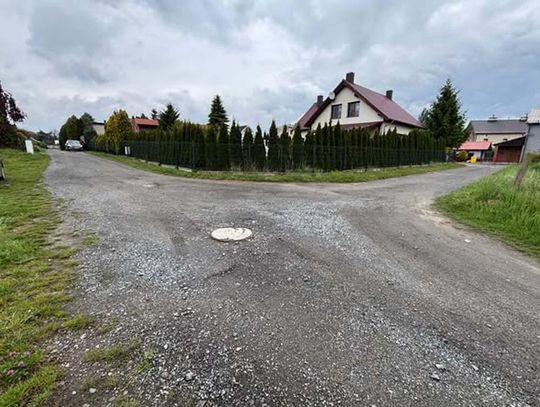 Szutrowa odnoga Wyspiańskiego zostanie wyłożona asfaltem. Powstanie też "deszczówka" i oświetlenie