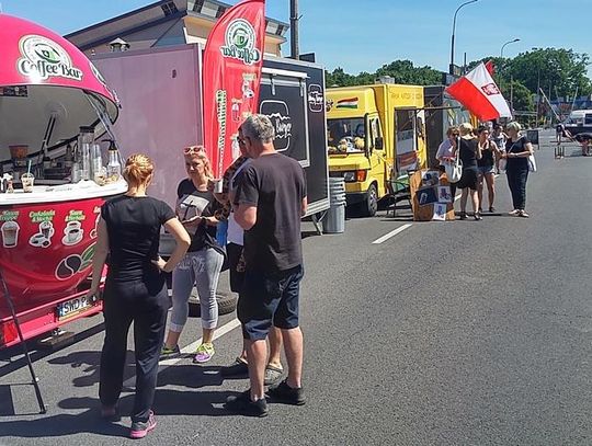 Szykuje się wielka wyżerka! Food trucki rozstawiły się już na alei Jana Pawła II