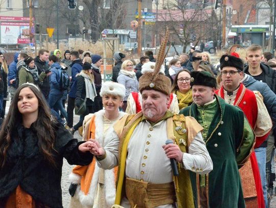 Takiego poloneza nigdy dosyć! Korowód tegorocznych maturzystów na placu Wolności. MATERIAŁ WIDEO