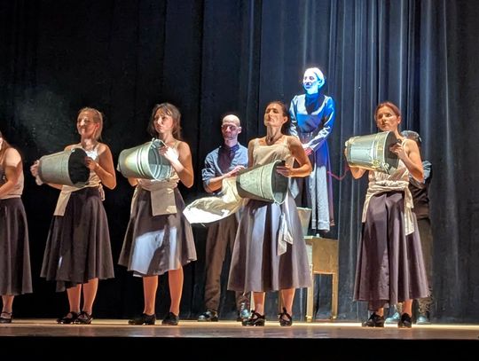 Teatr, który zostaje pod skórą. „Szepczące w ciemnościach” poruszyły widzów KKoFFeiny