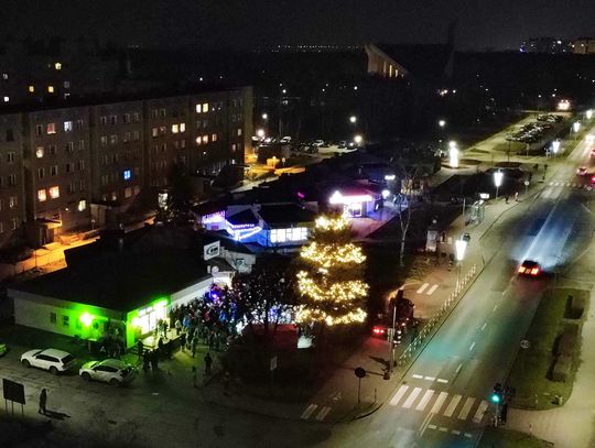 Teatr Ognia, poczęstunek, fotobudka i Święty Mikołaj na podnośniku. Rada Osiedla Piastów zorganizowała świąteczne spotkanie dla swoich mieszkańców