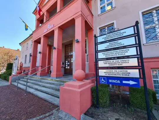 Termomodernizacja budynku liceum oraz rozbudowa szpitala i strażnicy PSP na osiedlu Azoty. Starostwo zapowiada inwestycje w 2024 roku