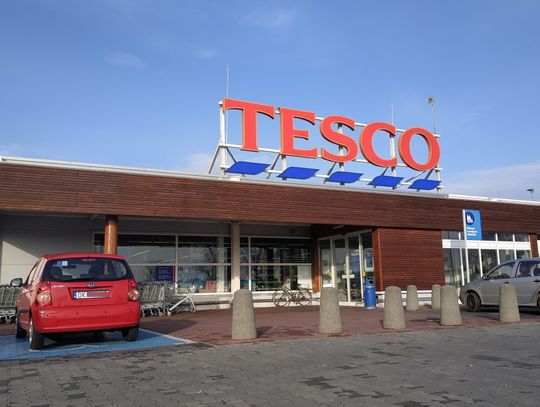 Tesco może zniknąć z Koźla. Sieć sklepów w Polsce została wystawiona na sprzedaż