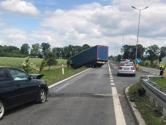 TIR zjechał na lewy pas i czołowo zderzył się z osobówką. Młoda dziewczyna w  szpitalu