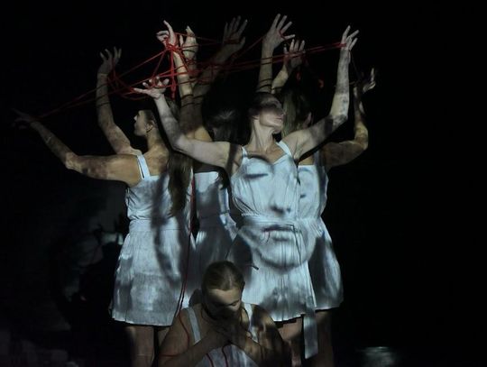 To nie będzie spektakl do obejrzenia i zapomnienia. KKoFFeina zaprasza na „Szepczące w ciemnościach”