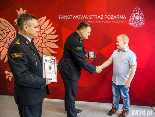 Tomek Konieczny odznaczony przez komendanta głównego straży pożarnej. To chłopak, który uratował swoją mamę