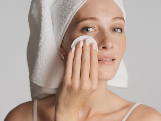 Toniki z kwasami – sekret promiennej, nawilżonej i pełnej blasku cery