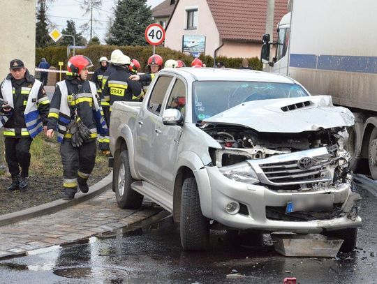 Toyota wjechała w ciężarówkę. Duże utrudnienia na drodze do Zdzieszowic. ZDJĘCIA