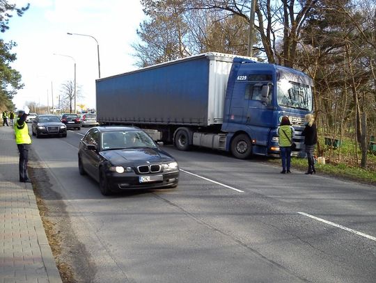 Tragedia na ulicy Gliwickiej. 56-letni mężczyzna zmarł za kierownicą ciężarówki. ZDJĘCIA