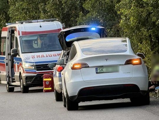 Tragiczny wypadek na wjeździe do Kłodnicy. Motocyklista zginął po uderzeniu w drzewo