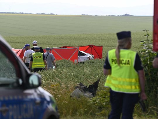 Tragiczny wypadek w Ucieszkowie. Zginęły dwie osoby, pięć kolejnych zabrano do szpitali. ZDJĘCIA