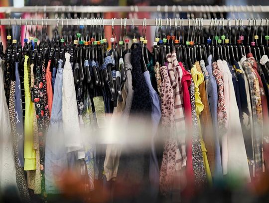 Trendy w modzie damskiej, które naprawdę sprzedają się w butikach