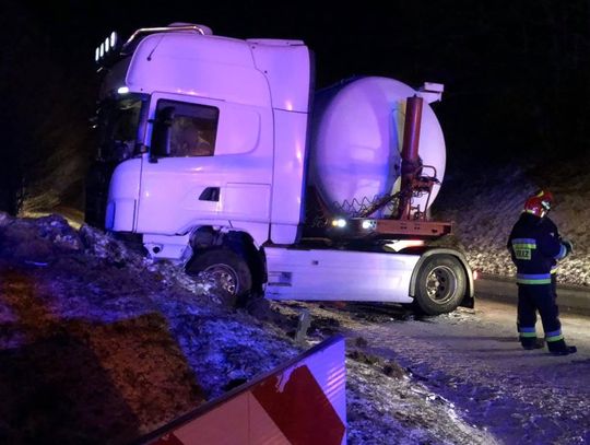 Trudne warunki na drogach przyczyną serii kolizji. Policjanci apelują o ostrożność