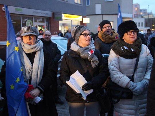 Trumienki, znicze i kukła Jarosława Kaczyńskiego na demonstracji KOD w Kędzierzynie-Koźlu. WIDEO