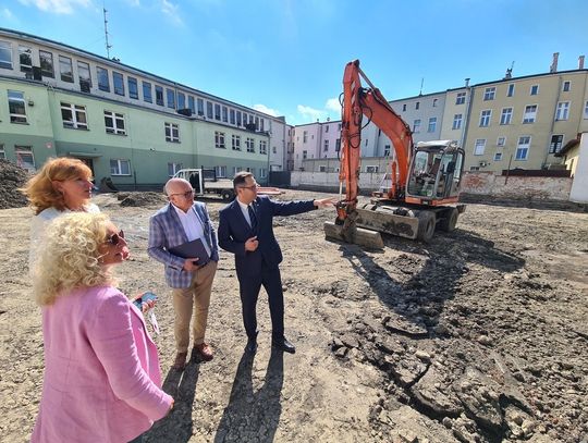 Trwa budowa nowego boiska wielofunkcyjnego przy Zespole Szkół Żeglugi Śródlądowej