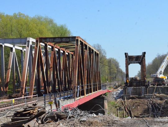 Trwa rozbiórka mostu kolejowego nad Kanałem Kędzierzyńskim. Powstanie nowa konstrukcja. ZDJĘCIA