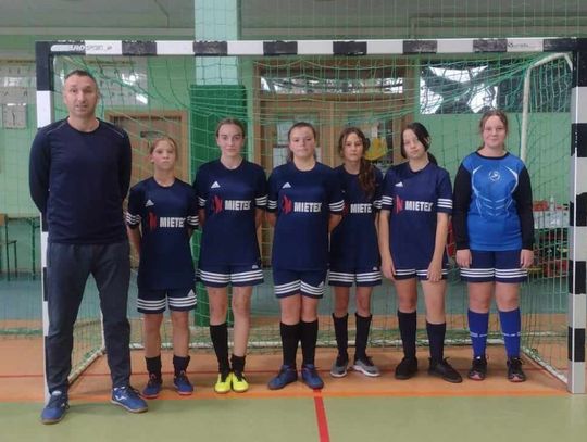 Trwa świetna passa młodych piłkarek z Gościęcina. Dziewczyny zwyciężyły w finale powiatowym halowej piłki nożnej