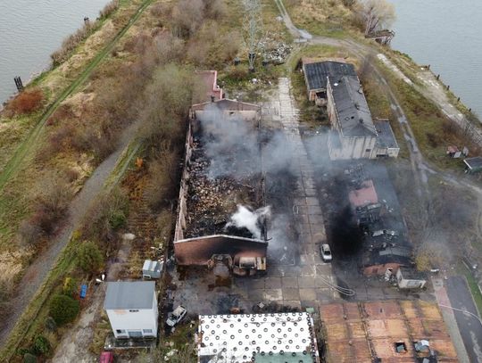 Trwa ustalanie strat i wpływu na środowisko. Służby podsumowały pożar w Koźlu Port. WIDEO