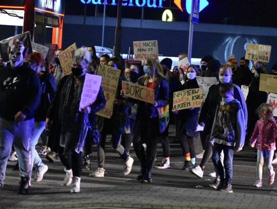 Trzeciego dnia na ulice Kędzierzyna-Koźla wyszło ponad pół tysiąca ludzi. Byli też "strażnicy krzyża"