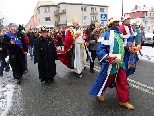 Trzej królowie w Kędzierzynie-Koźlu. Poszły za nimi tłumy mieszkańców. ZDJĘCIA