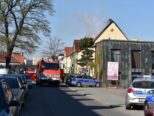 Trzy ofiary śmiertelne pożaru na Pogorzelcu. Policja zamknęła teren dookoła płonącego budynku