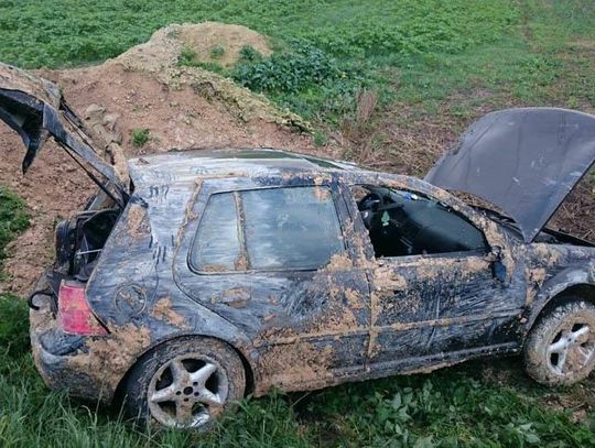 Twarde lądowanie golfem w polu. Wypadek na drodze krajowej nr 45