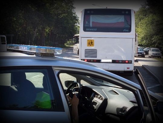 Twoje dziecko jedzie na wycieczkę? Policjanci na życzenie sprawdzają autokary i busy