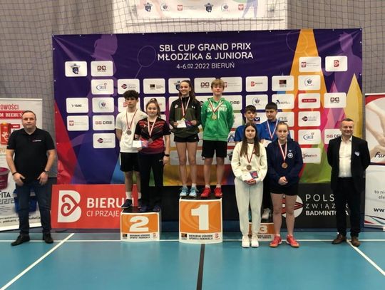 Tymoteusz Cybulski i Julia Wójcik zdobyli trzy medale na badmintonowych zawodach w Bieruniu