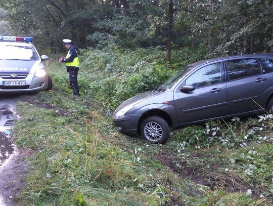 Uciekając przed sarną, wpadła w poślizg i wylądowała w rowie. Kolizja na ulicy Kłodnickiej