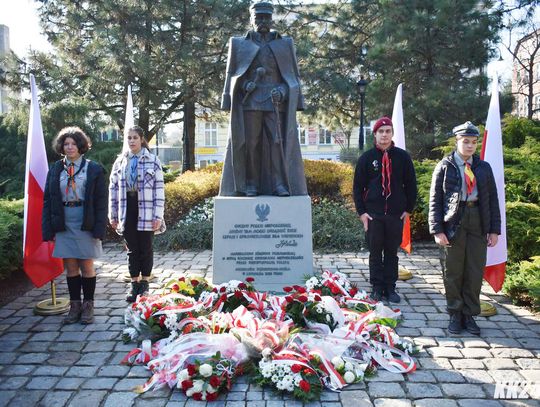 Uczcili 103. rocznicę odzyskania niepodległości. Uroczystości w kościele i pod pomnikiem Piłsudskiego. ZDJĘCIA