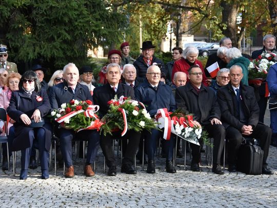 Uczcili 105. rocznicę odzyskania niepodległości. Uroczystości pod pomnikiem Piłsudskiego. ZDJĘCIA