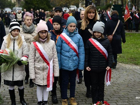 Uczcili 106. rocznicę odzyskania niepodległości. Uroczystość pod pomnikiem Piłsudskiego. ZDJĘCIA