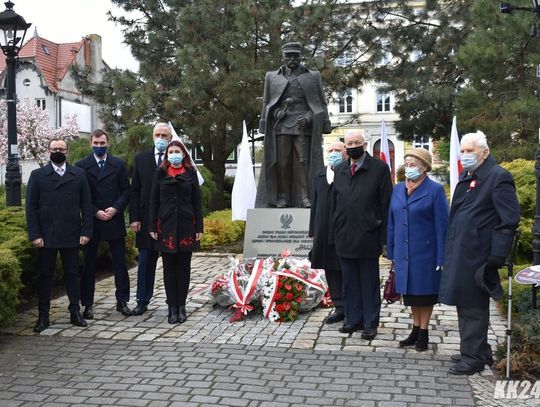 Uczcili 230. rocznicę uchwalenia Konstytucji 3 maja. Uroczystość pod pomnikiem Piłsudskiego. ZDJĘCIA