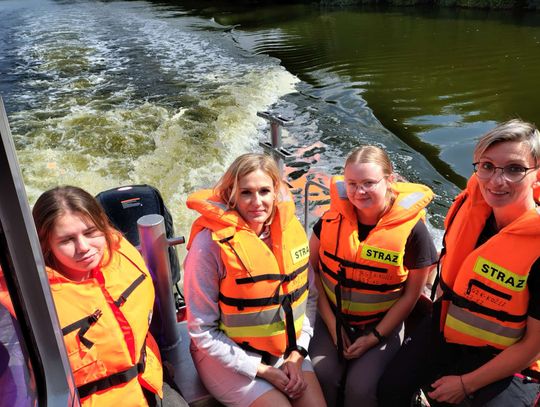 Uczennice technikum w Sławięcicach badają stan wody. Kanał Gliwicki znowu pod lupą