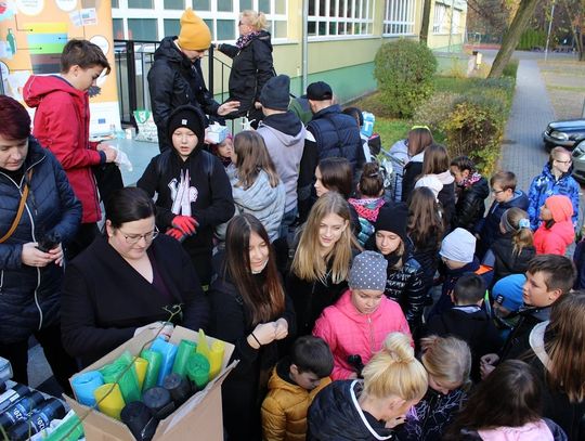 Uczniowie dali przykład, jak dbać o Ojczyznę. W sobotę 150 osób sprzątało park i lasy