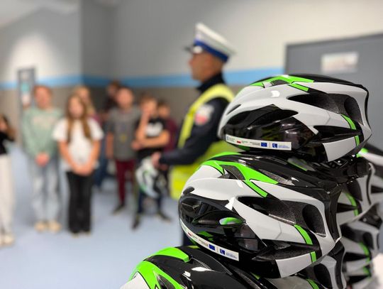 Uczniowie dostali kaski rowerowe. Policjanci pokazali, dlaczego samo ich założenie nie wystarczy